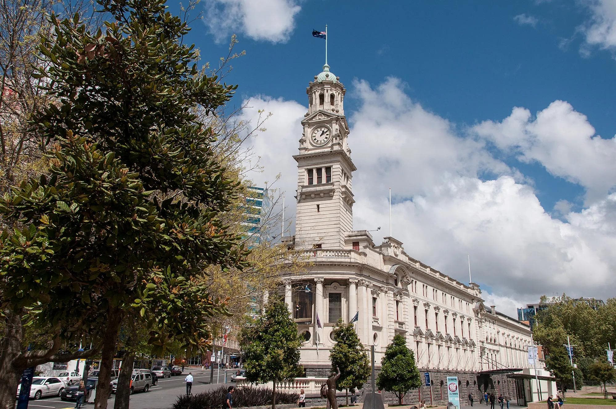 A photo of Auckland town hall on a sunny day
